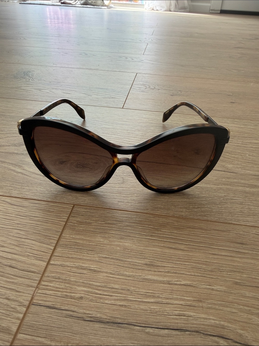 Alexander McQueen Tortoiseshell Cat-Eye Sunglasses with Brown Lenses